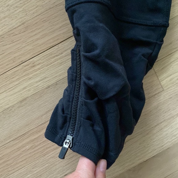 GUC Lululemon crop leggings with zipper openings - Picture 2 of 6